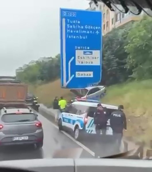 Kocaeli'de otomobil trafik levhasına çarptı!