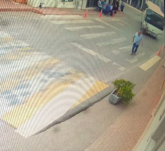 Kocaeli'de korkunç kaza! Yaşlı adam minibüsün altında kaldı