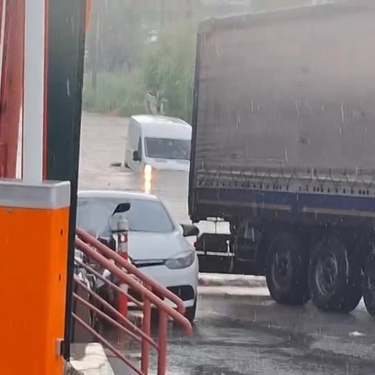 Kocaeli'de sağanak felaketi! Araçlar sulara gömüldü