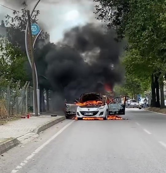Derince’de alev alan otomobilden geriye hurda yığını kaldı
