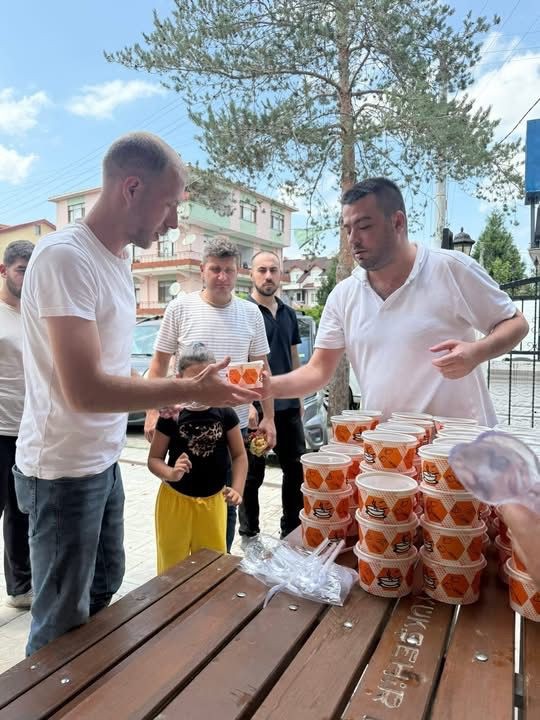 CHP’li Kadir Keskin aşure dağıttı