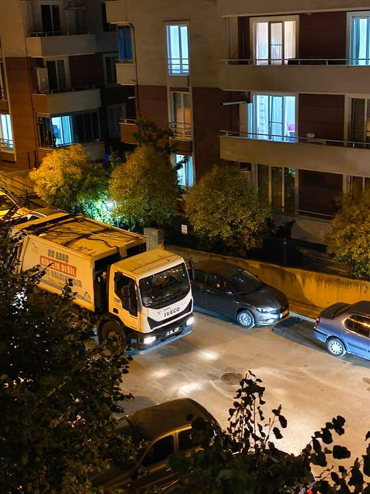 İzmit'teki sitede cumartesi atılan çöplerin, pazar akşamı manzarası!