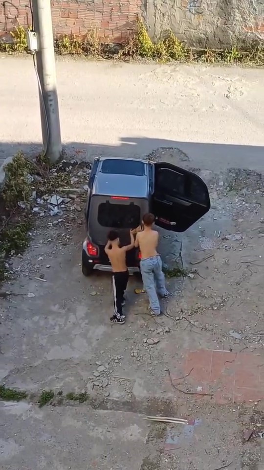 Babalarının aracını kaçırdılar, şarj bitince yolda kaldılar!