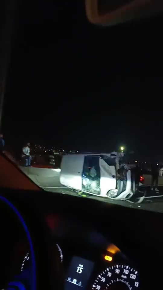 Kocaeli'de zincirleme kaza! Araç yan yattı, 2 çocuk yaralandı