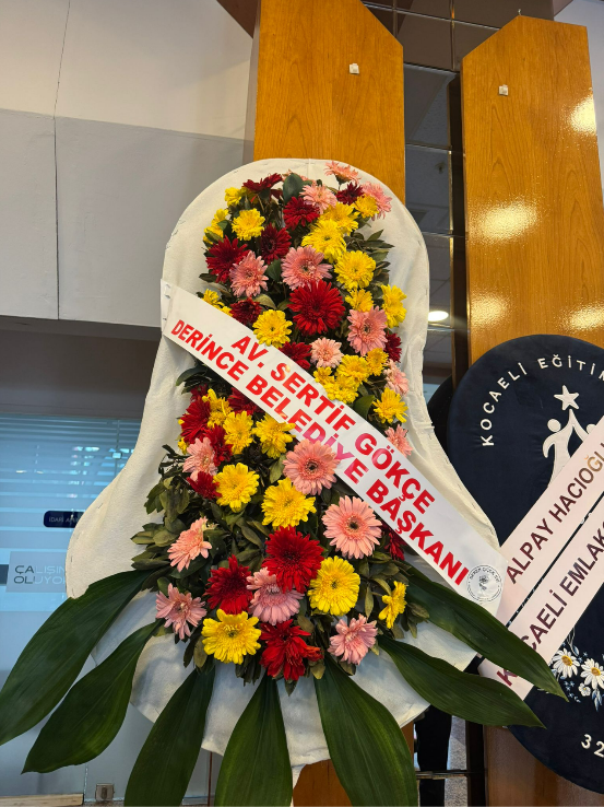 İYİ Partilileri CHP’li başkanın çelengi karşıladı