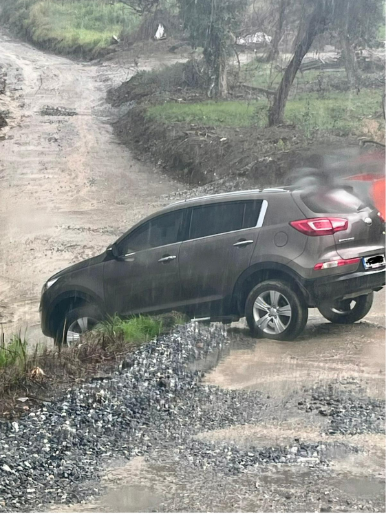 Yol b&ouml;yle bırakılır mı? Biri bacağını kırdı diğeri aracıyla u&ccedil;tu!