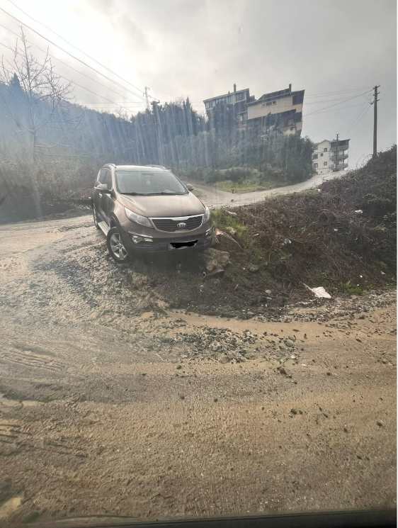 Yol b&ouml;yle bırakılır mı? Biri bacağını kırdı diğeri aracıyla u&ccedil;tu!