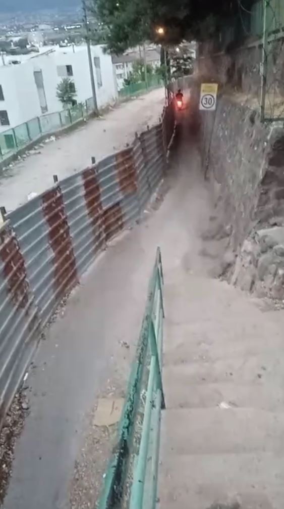 Böyle yol mu olur? İzmit Topçular’da çöp ve ulaşım isyanı!