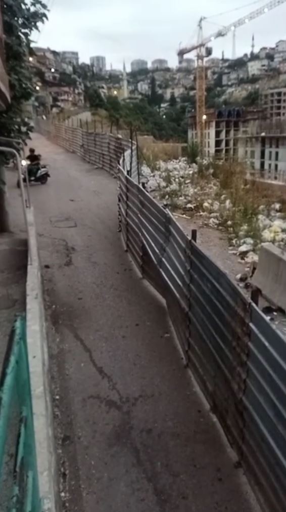 Böyle yol mu olur? İzmit Topçular’da çöp ve ulaşım isyanı!