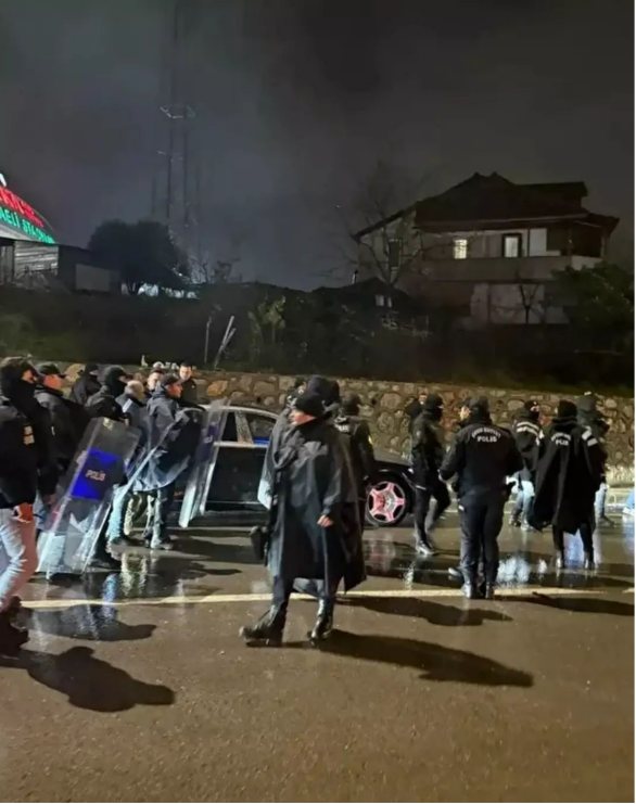 Kocaeli&rsquo;de ma&ccedil; sonrası gergin anlar: Ertuğrul Doğan&rsquo;a y&ouml;nelik saldırı