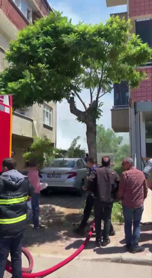 Kocaeli’de binanın kömürlüğü alev alev yandı