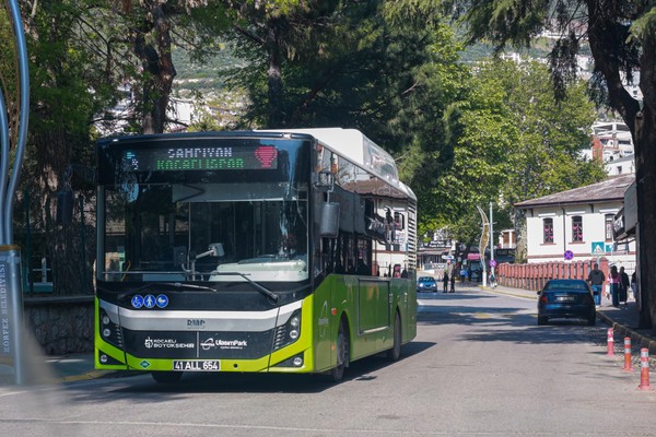 Kocaelispor’un Süper Lig’e yükselişi vatandaşlarla birlikte kutlanıyor