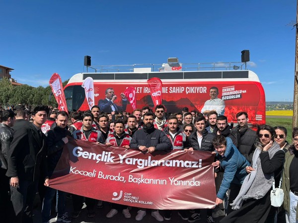 Kocaeli’den Silivri’ye akın ettiler… CHP’li gençlerden genel başkana destek