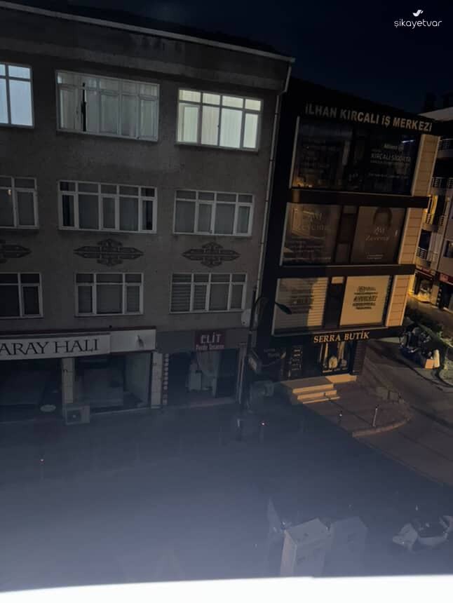 Bozuk sokak lambası mahalleliyi karanlıkta bıraktı