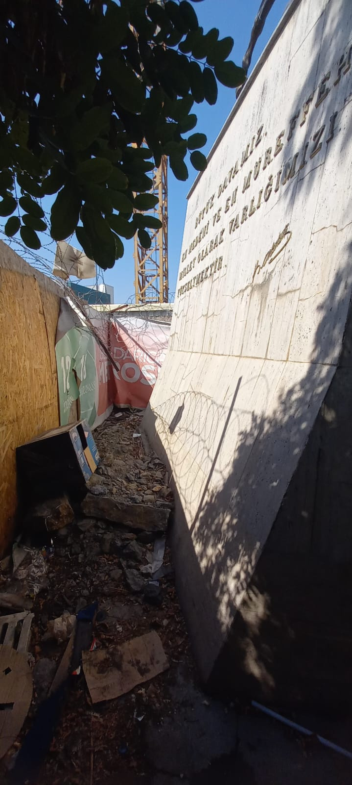 Atatürk heykeli pislik içerisinde