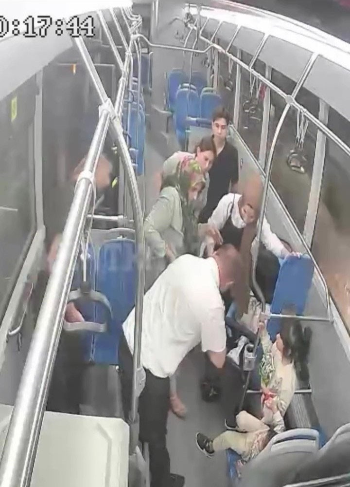Kocaeli'de otobüs şoföründen hayat kurtaran hamle!