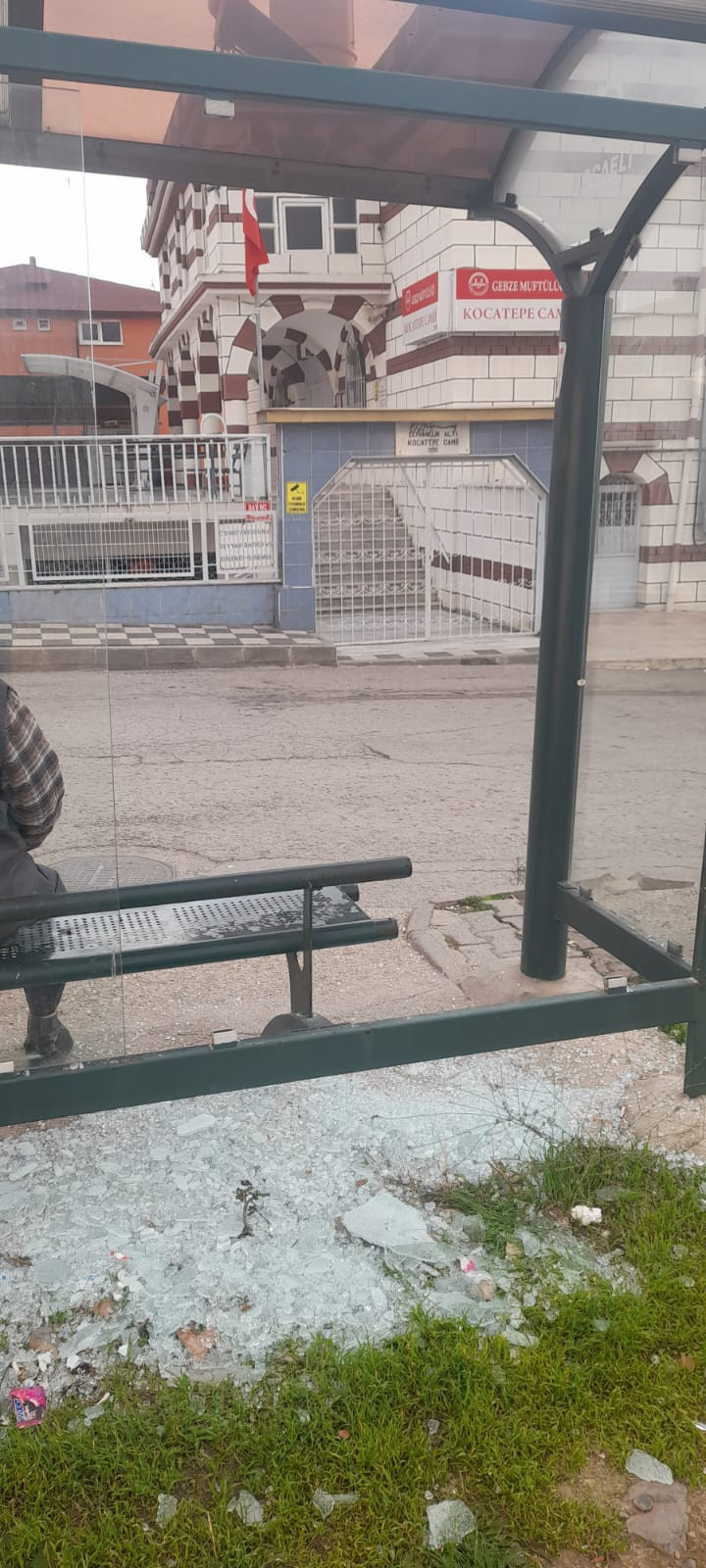 Yolcu duraklarını kim kırıyor?