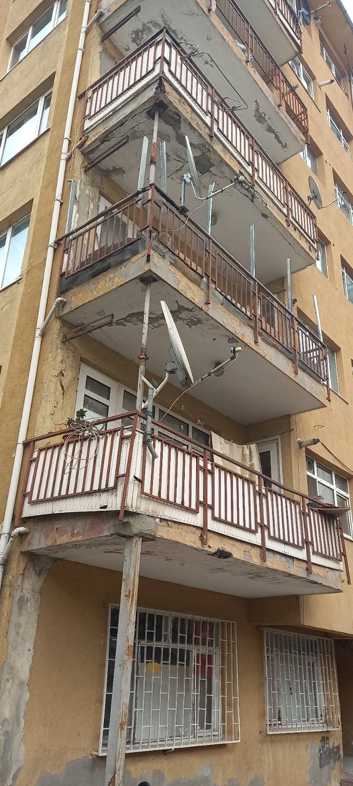 Gebze’deki 48 dairelik bina korku saçıyor