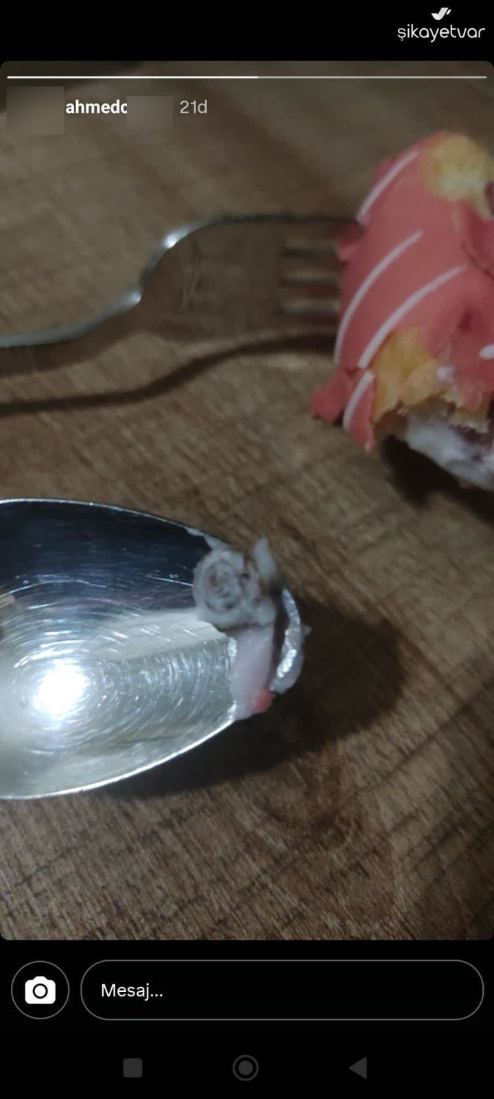 Kocaeli’de mide kaldıran iddia: Tatlının içinden sümüklü böcek çıktı!