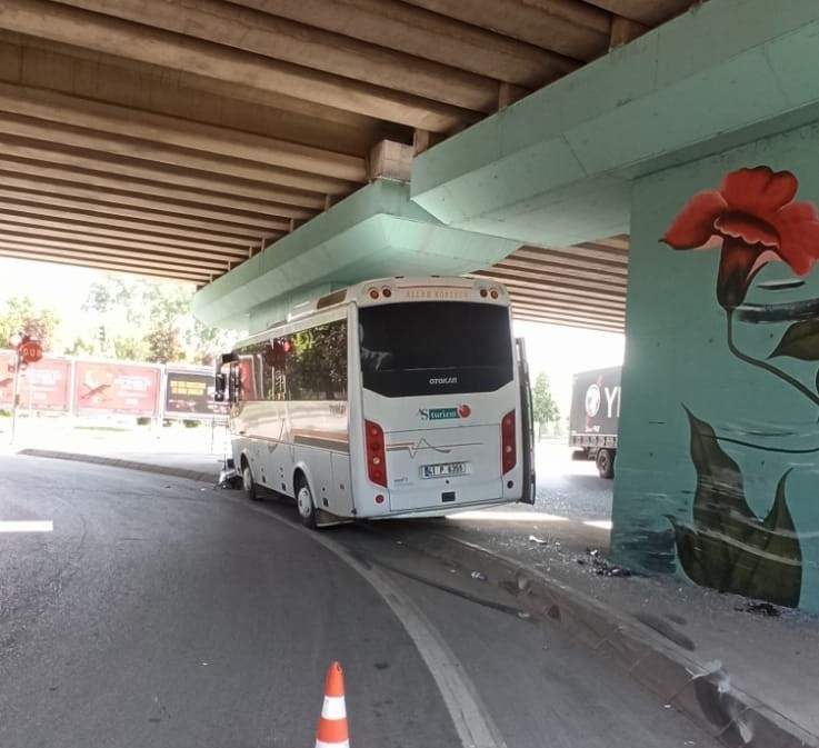 İzmit’te servis aracı köprü ayağına çarptı!