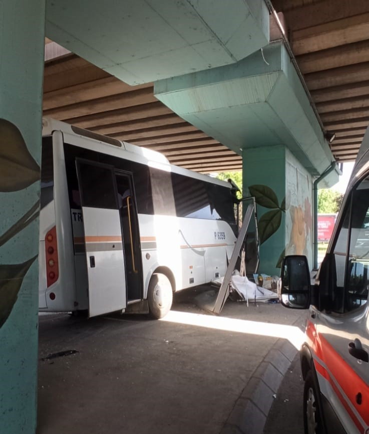 İzmit’te servis aracı köprü ayağına çarptı!