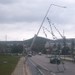 Kocaeli’de sürücüler devrilmek üzere olan direğin altından geçti