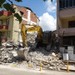 Kocaeli'de metruk yapının yıkımı sırasında bitişikteki 3 bina hasar gördü!