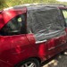 İzmit'te ipini koparan boğa otomobilin üzerine düştü