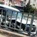 Kocaeli'de otomobil bariyerlere saplandı!