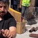 Yılanı yakalamak isterken parmağını kaptırdı