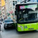 İzmit'teki işlek caddede otobüs ile otomobil çarpıştı