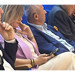 Acurman konuşurken telefona gömüldü