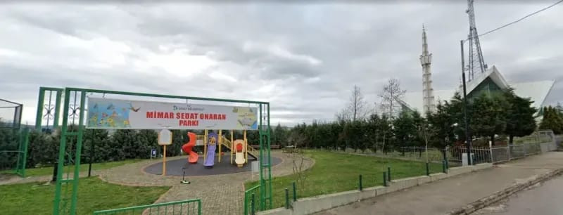 Cami yanında alem yapıp şişe kırdılar!