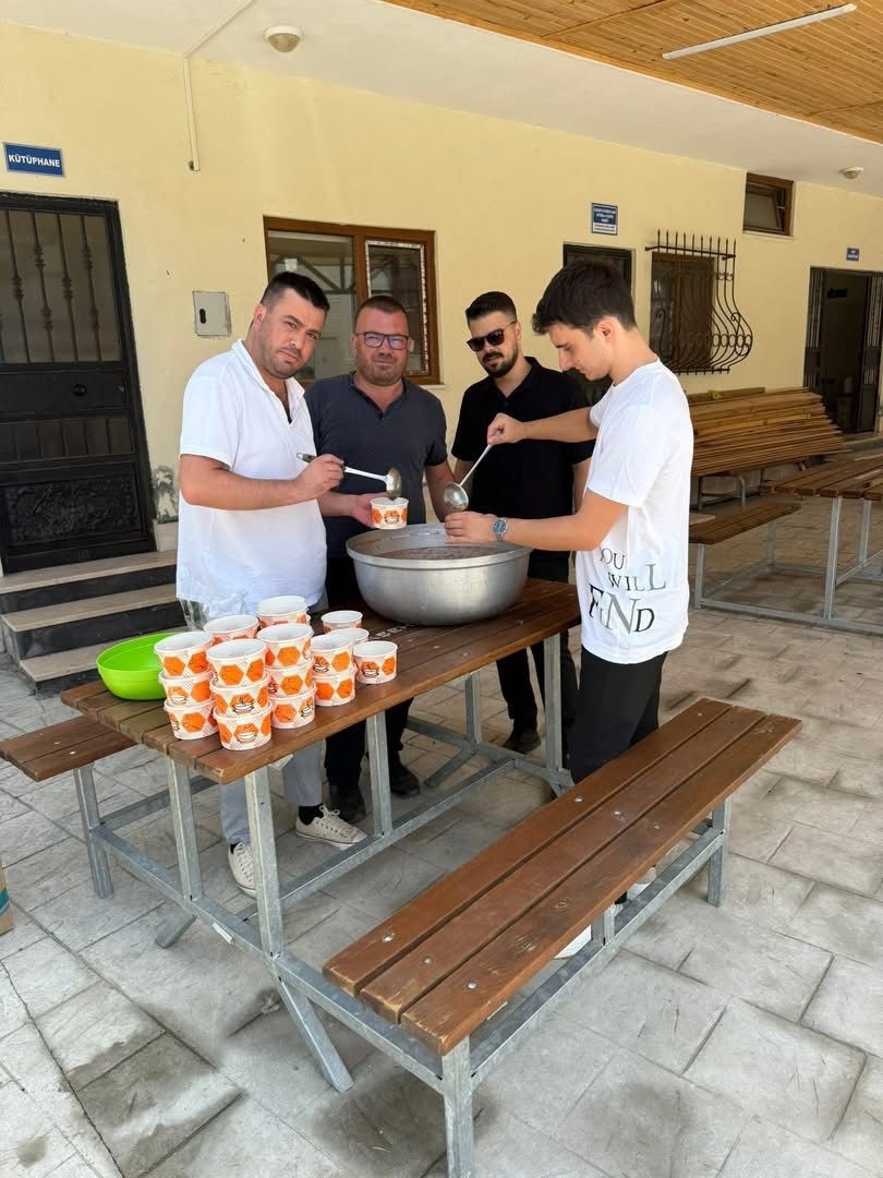 CHP’li Kadir Keskin aşure dağıttı
