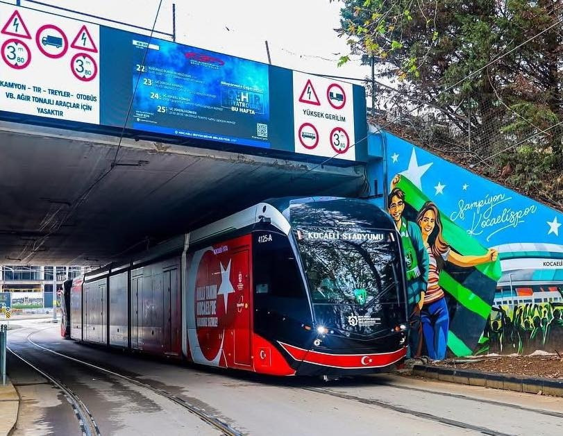 Büyükşehir Milli maç için tramvay süsledi