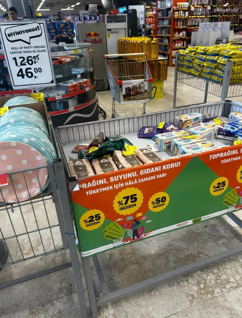 İzmit’teki zincir marketi böyle ifşa etti! Vatandaşa çöp mü satıyorlar?