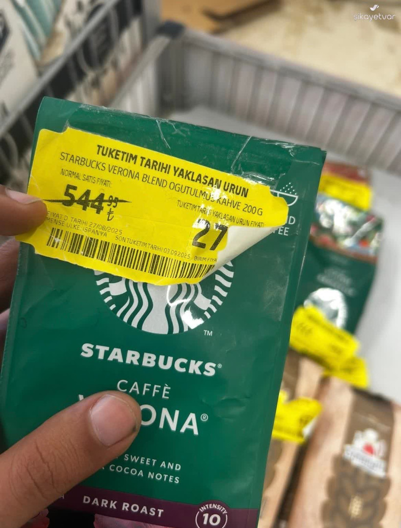 İzmit’teki zincir marketi böyle ifşa etti! Vatandaşa çöp mü satıyorlar?