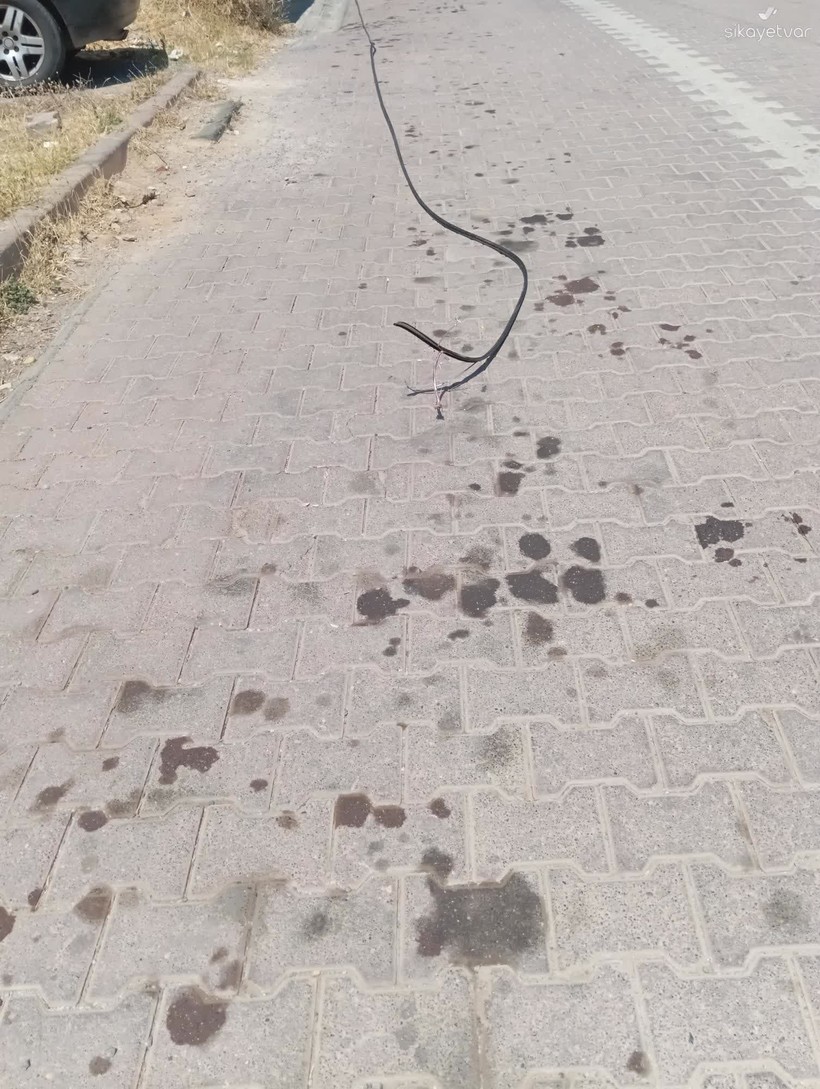 Kocaeli'de Türk Telekom'un direği yıkıldı. Hem tehlike saçıyor hem de internet yok!