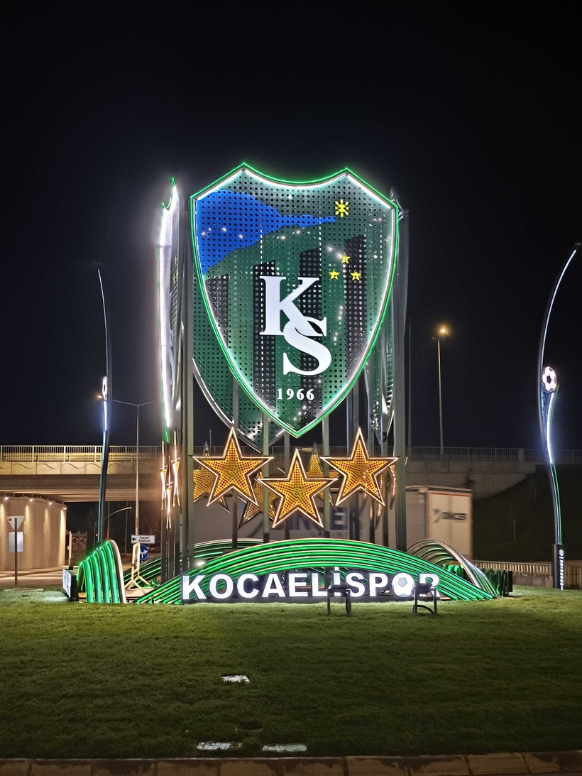 Stat kavşağını Kocaelispor’un arması aydınlatıyor