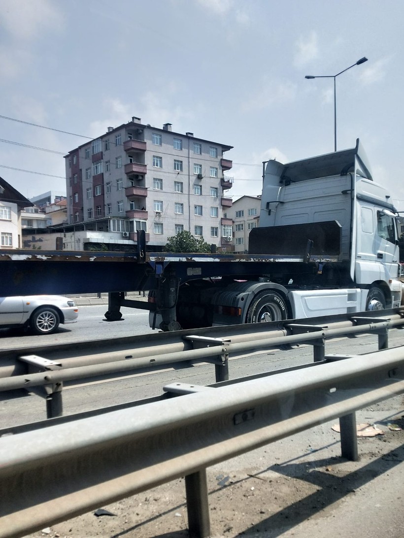Kocaeli'de otomobil bariyerlere saplandı!