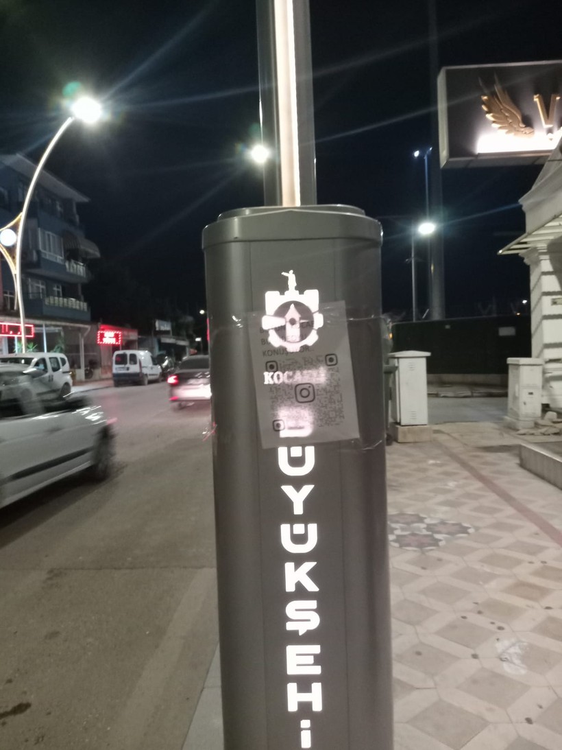 Kocaeli’de sokaklara asılan karekodlu kağıt gündem oldu