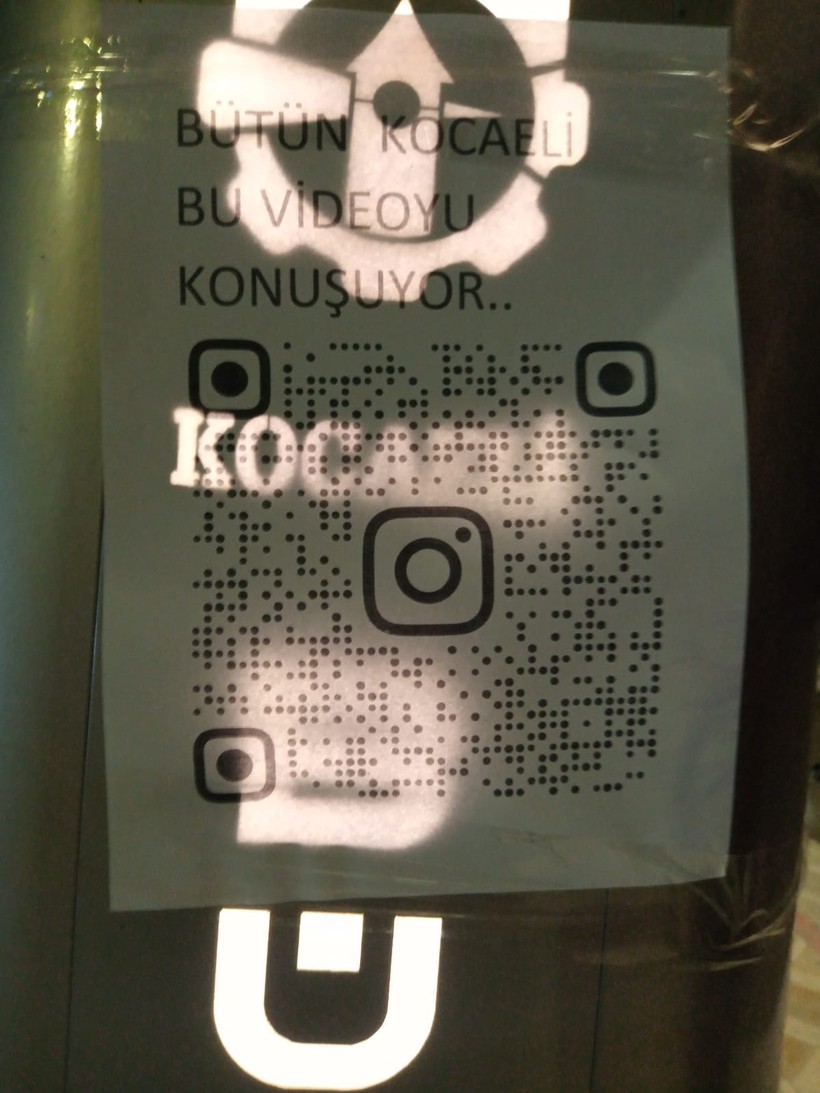 Kocaeli’de sokaklara asılan karekodlu kağıt gündem oldu