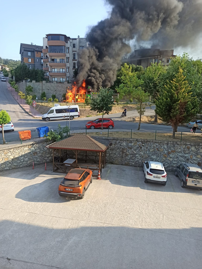 Kocaeli'de çocuk parkı alev alev yandı!