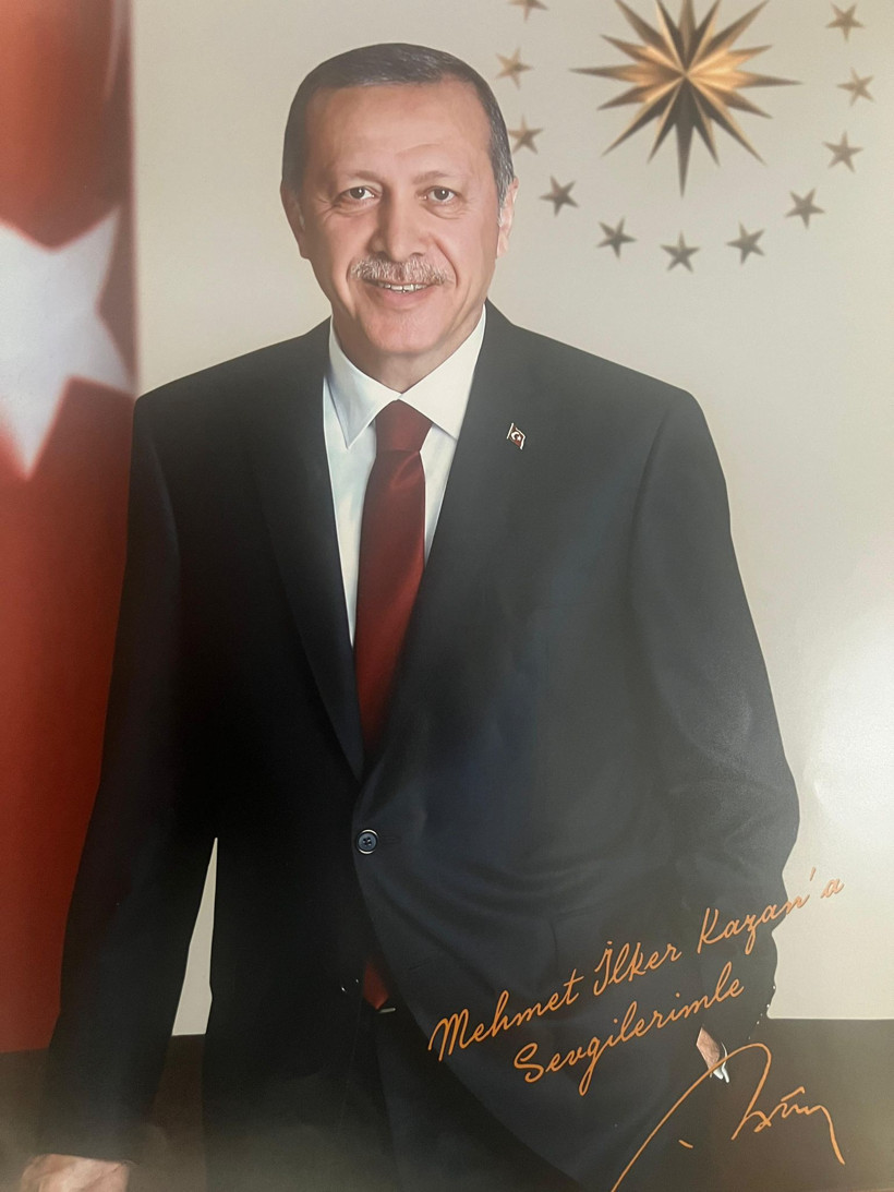 MHP İzmit İlçe Başkanı’na imzalı Cumhurbaşkanı portresi