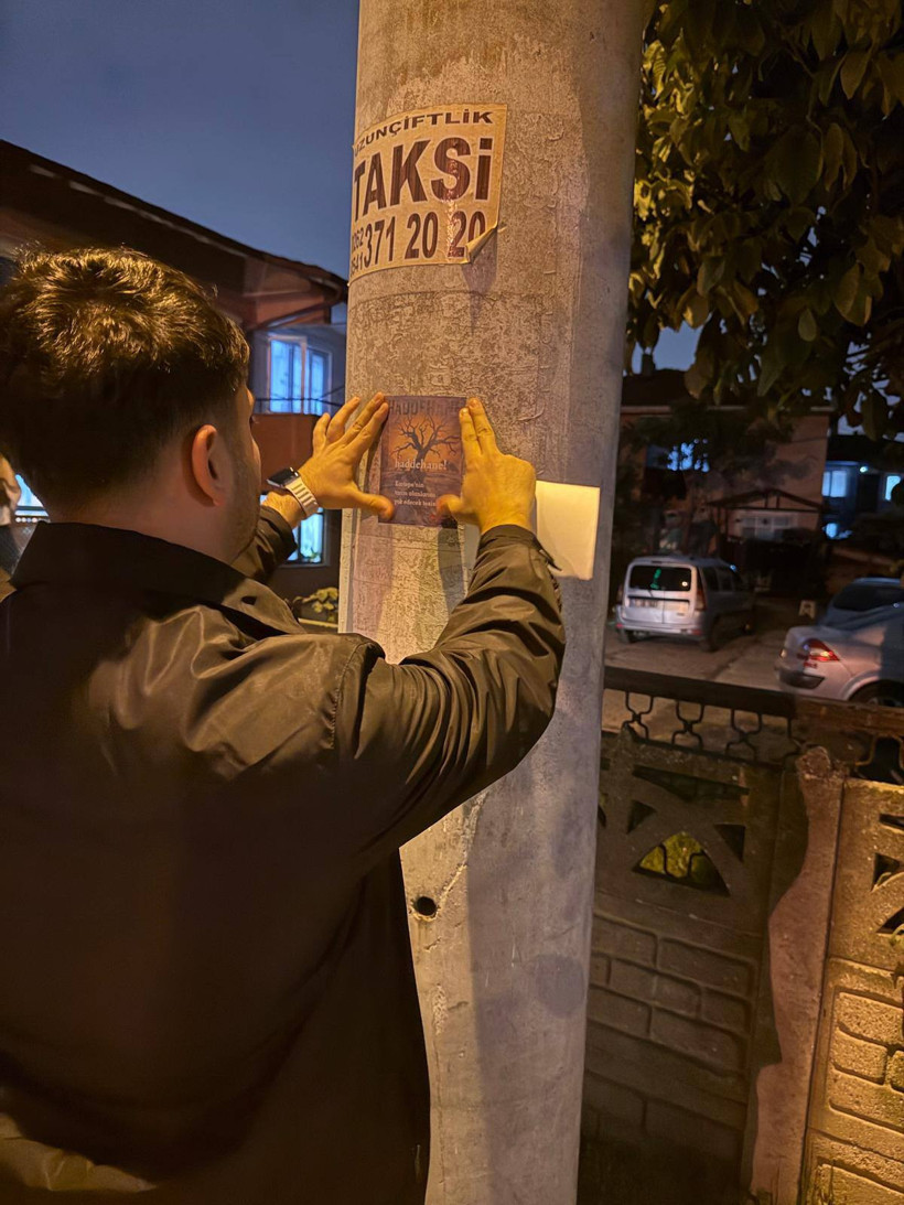 CHP’li gençler Kartepe sokaklarını haddehane afişleriyle donattı