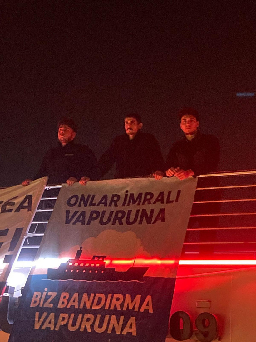 İYİ Partililer, İzmit’i Bahçeli’ye göndermeli afişlerle donattı!