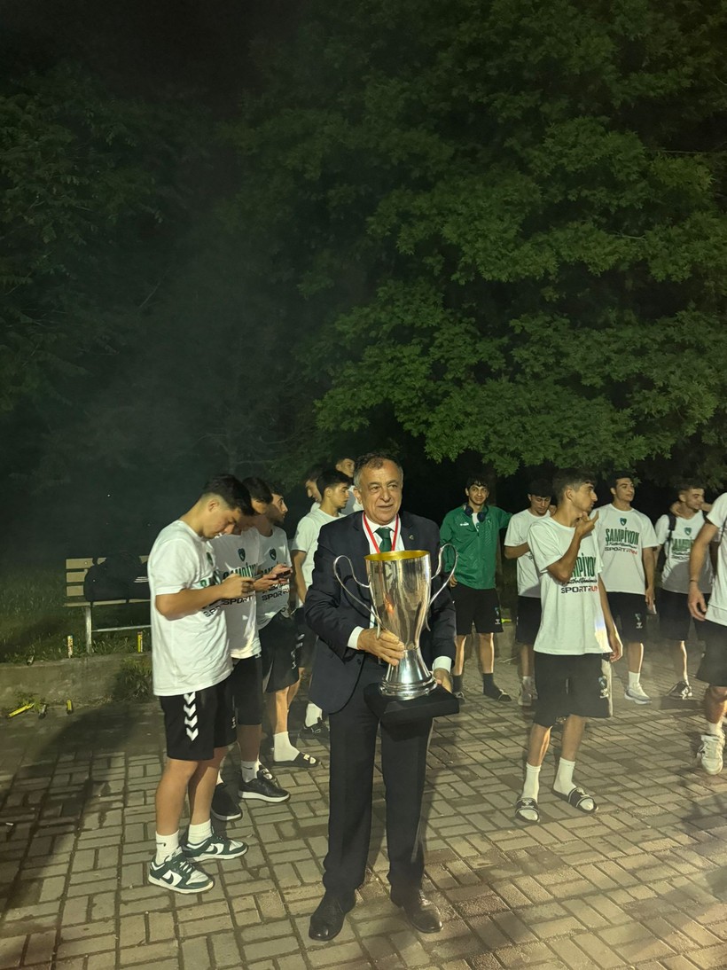 Kocaelispor’un şampiyon gençlerine gece yarısı kutlama
