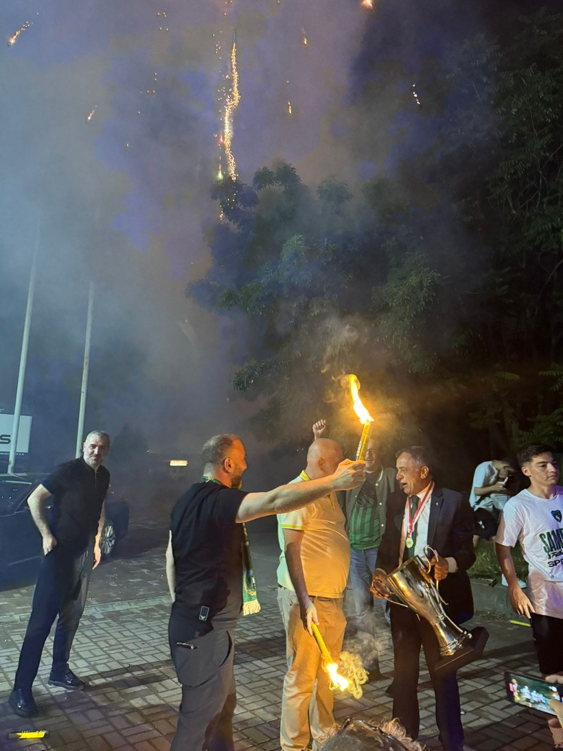 Kocaelispor’un şampiyon gençlerine gece yarısı kutlama