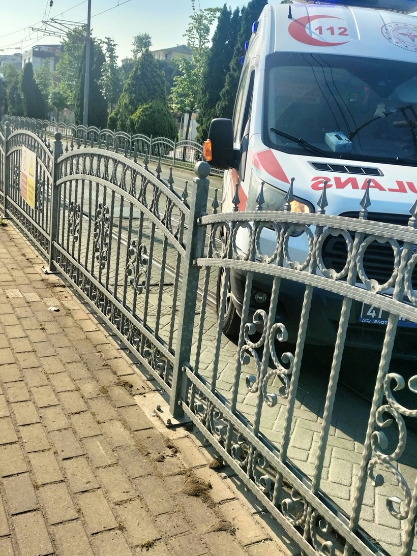 İzmit’te bisikletli vatandaş tramvay korkuluklarında asılı kaldı