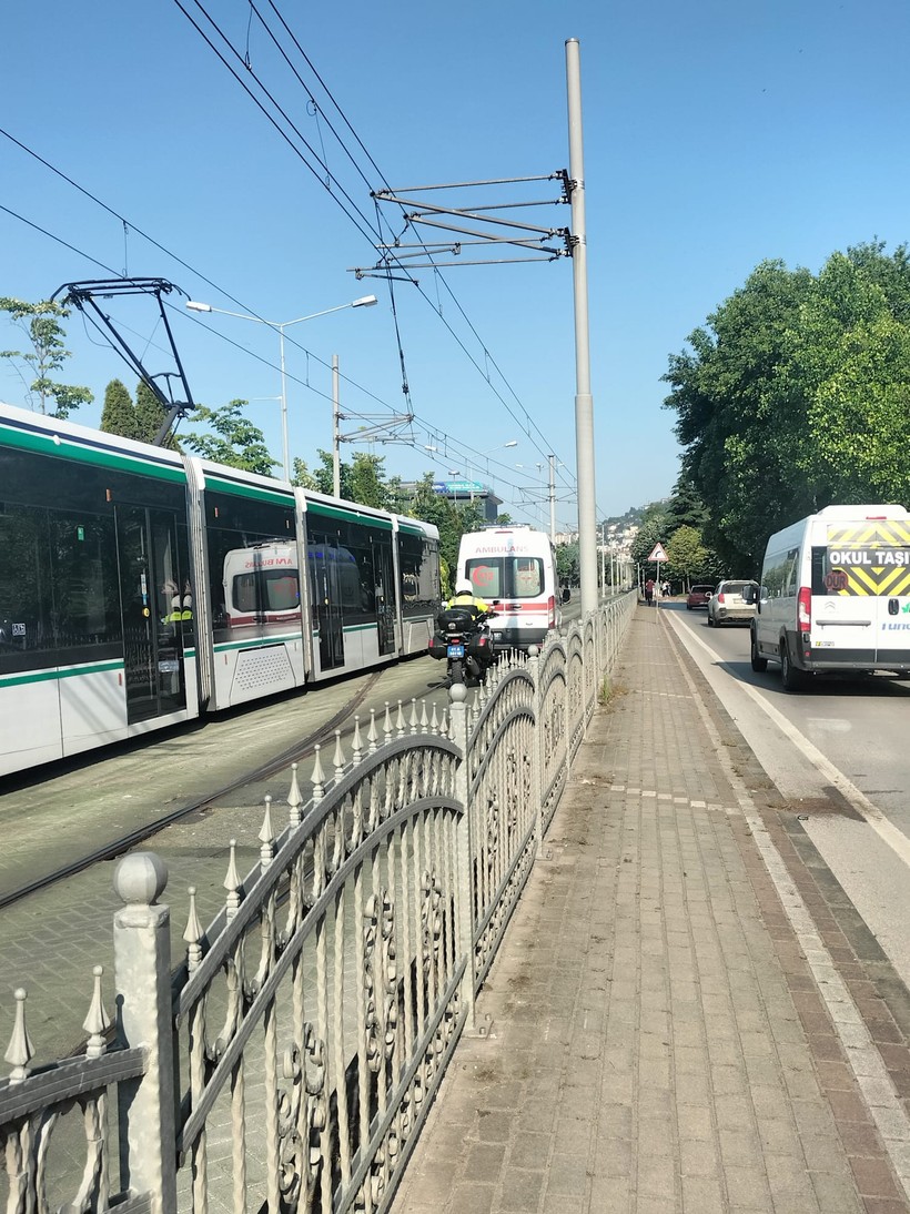 İzmit’te bisikletli vatandaş tramvay korkuluklarında asılı kaldı
